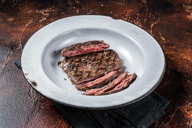 Selbst gemachtes gekochtes Rocksteak auf einem Grill Dunkler Hintergrund Draufsicht