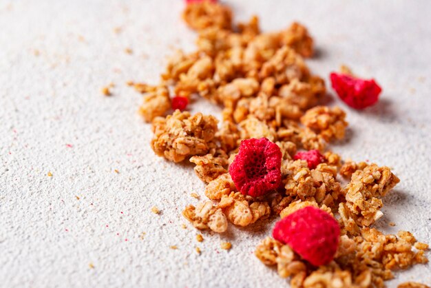 Foto selbst gemachtes granola mit getrockneter beere