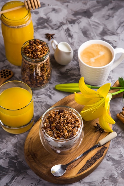 Selbst gemachtes Granola mit Nüssen und Trockenfrüchten und Schokolade zum Frühstück