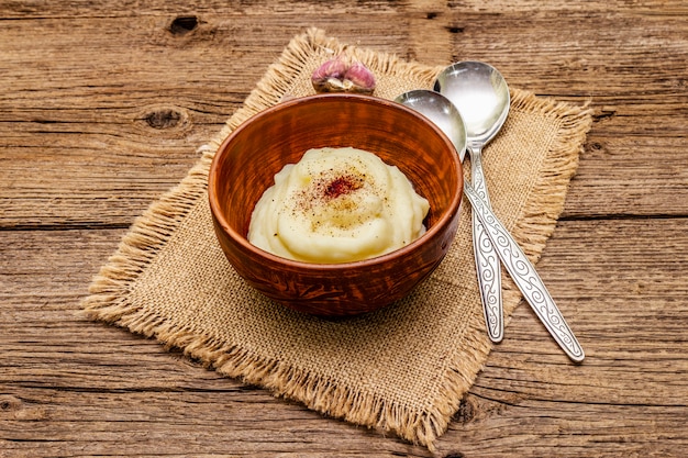 Selbst gemachtes Kartoffelpüree des Erntedank-Knoblauchs mit Salz und Pfeffer. Serviette aus Sackleinen