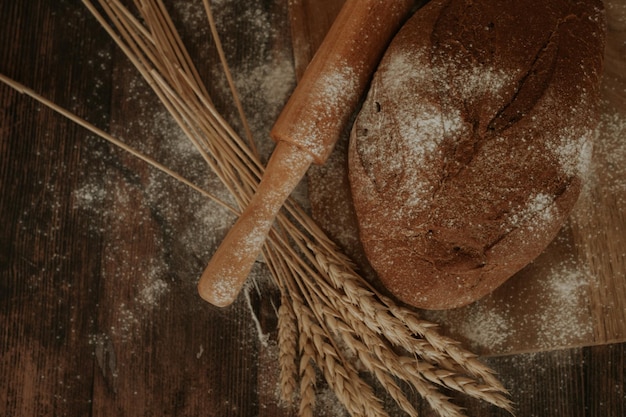 Selbst gemachtes knuspriges Brot, das auf Tafelhintergrund kocht