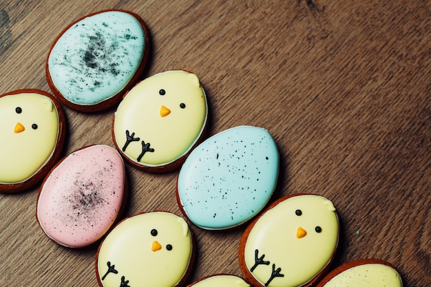 Selbst gemachtes Lebkuchenplätzchen Ostern über Tischdecke