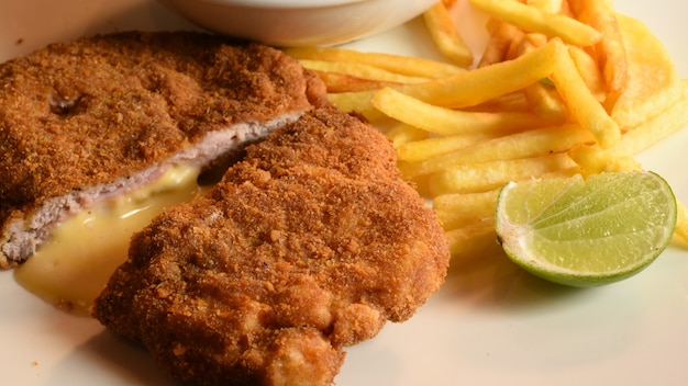 Selbst gemachtes paniertes deutsches Weiner Schnitzel mit Salat