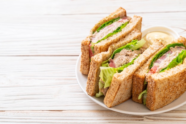 Selbst gemachtes Thunfisch-Sandwich