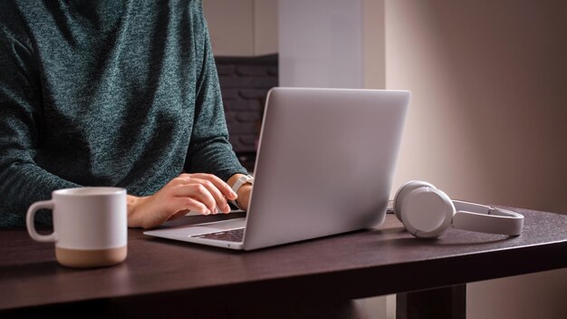 Foto selbständige frau arbeitet zu hause mit laptop, arbeitet im heimbüro