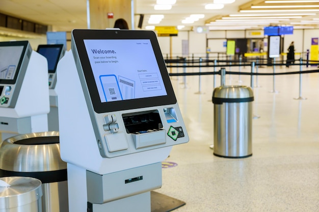 Foto selbstbedienungskiosk am flughafen zum einchecken, bordkarte drucken und ticket kaufen