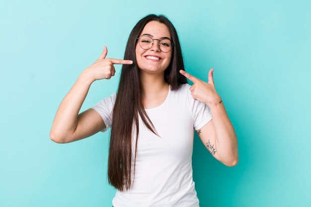 selbstbewusst lächelnd auf ein breites Lächeln zeigen positiv entspannt zufrieden zufrieden