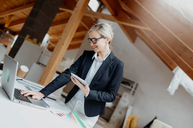 Selbstbewusste Geschäftsfrau, die im Büro arbeitet
