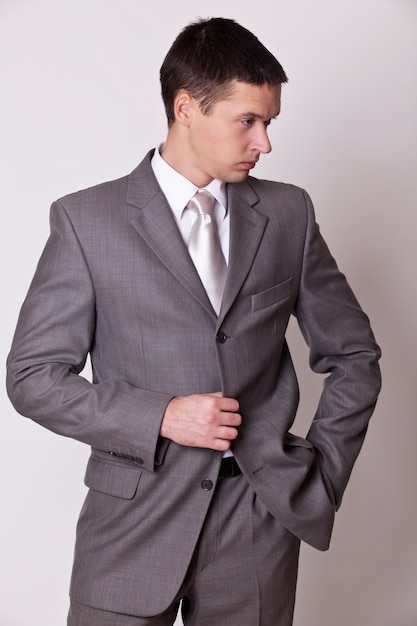 Selbstbewusste Männer im grauen Anzug