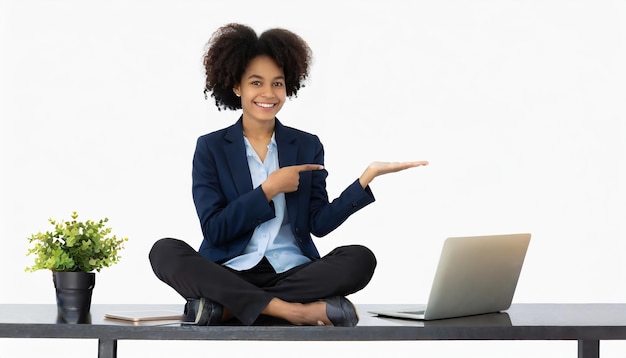 Selbstbewusste professionelle Frau mit Laptop-Präsentationsidee
