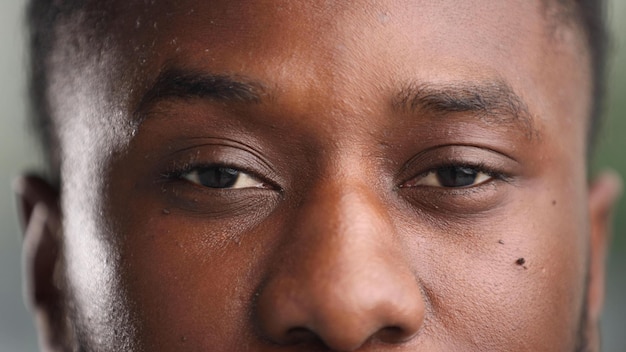 Selbstbewusster afrikanischer Mann in Pose mit geschlossenen Augen