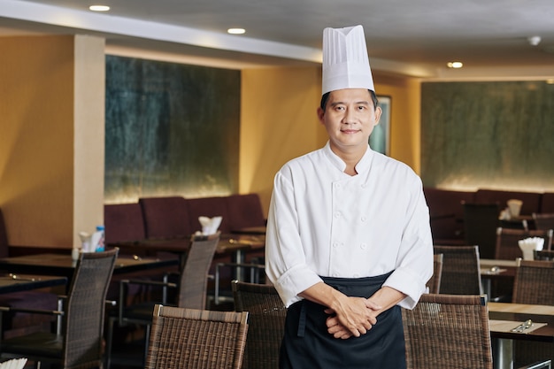 Selbstbewusster asiatischer Koch im Restaurant