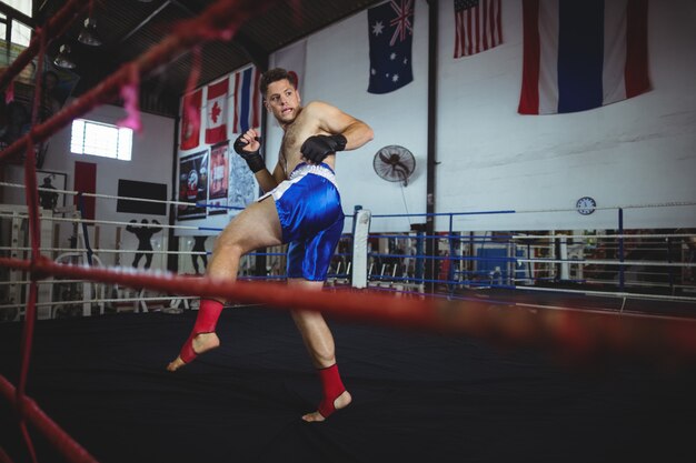 Selbstbewusster Boxer, der ein Boxen übt