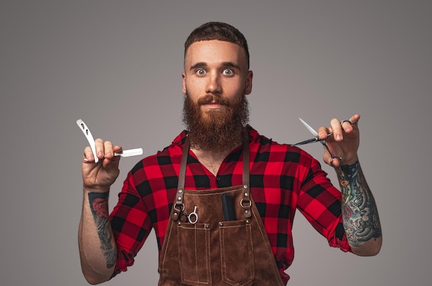 Foto selbstbewusster friseur mit professionellen werkzeugen