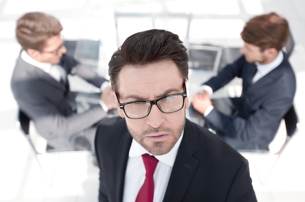 Foto selbstbewusster geschäftsmann auf dem hintergrund des officebusiness-konzepts