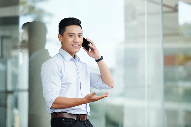 Selbstbewusster Geschäftsmann, der am Telefon anruft