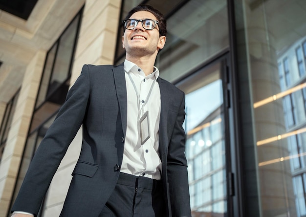 Selbstbewusster Geschäftsmann mit Brille in einem Business-Anzug