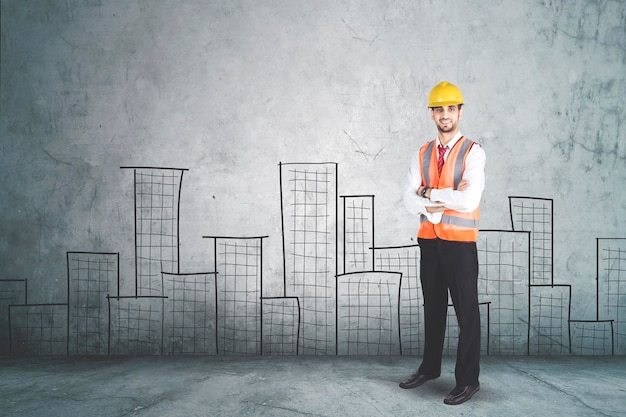 Selbstbewusster Ingenieur in der Nähe der Baustelle