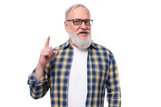 Selbstbewusster, kluger, grauhaariger Rentner mit Schnurrbart und Bart