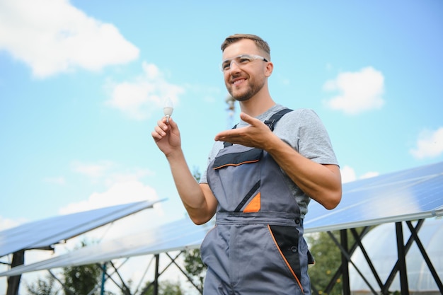 Selbstbewusster Mann und Solarstation