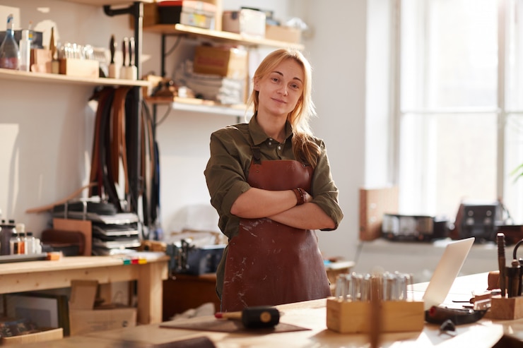 Foto selbstbewusster weiblicher handwerker