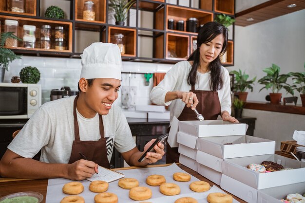 Selbstbewusstes asiatisches Paar in der Küche