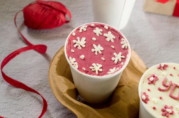 Selbstgebackener Kuchen to go im weißen Einweg-Kaffeebecher neuer Süßwaren-Trend