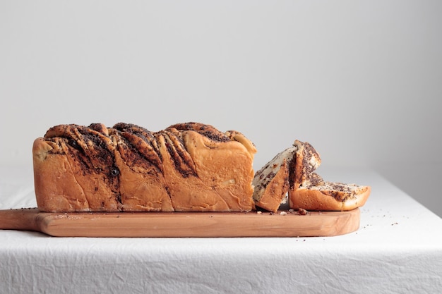 Selbstgebackenes Brot des süßen Wirbels mit Mohn