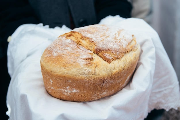 Selbstgebackenes Brot nur aus dem Ofen in den Händen Brötchen aus Mehlbacken Getreidemangel