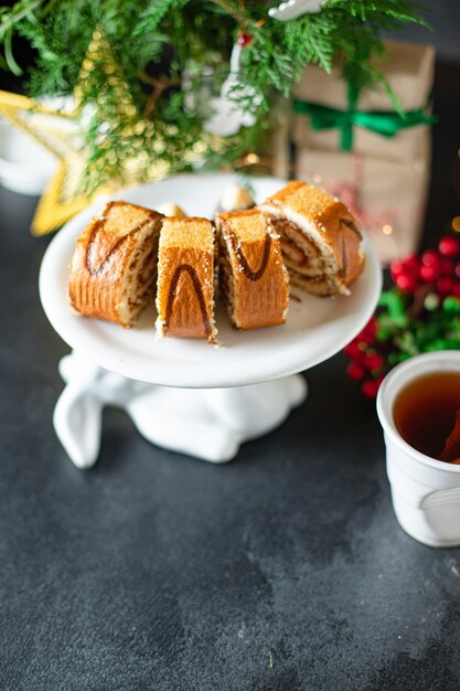 Selbstgebackenes süßes Weihnachtsgebäckdessert