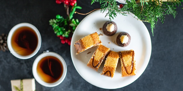 Selbstgebackenes süßes Weihnachtsgebäckdessert