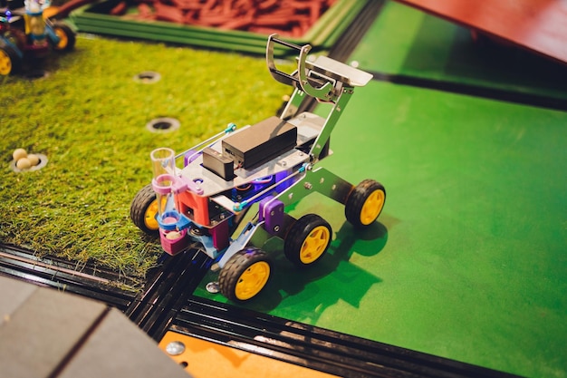 Selbstgebauter Roboter auf Rädern mit Augen Hobby-Robotik