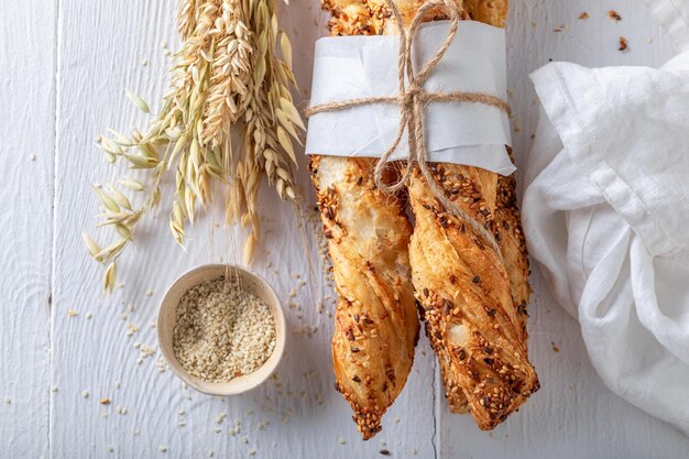 Selbstgemachte und frische Brotstangen für ein gesundes Frühstück