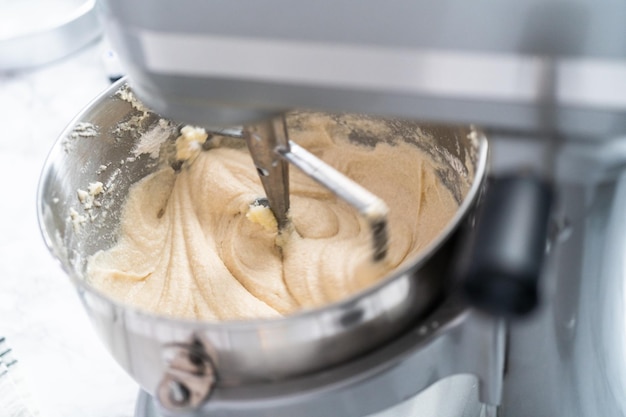 Selbstgemachten runden Vanillekuchen backen.