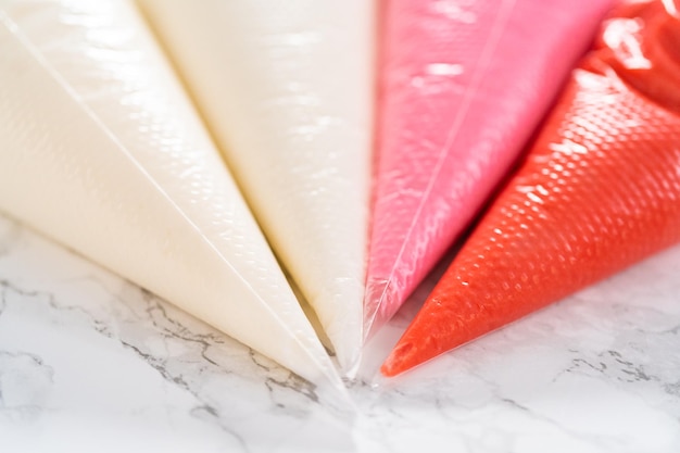 Selbstgemachter königlicher Zuckerguss zum Dekorieren herzförmiger Zuckerkekse