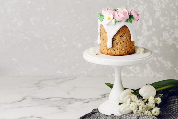 Foto selbstgemachter osterkuchen mit blumen