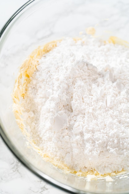 Selbstgemachtes Frischkäse-Frosting aufschlagen