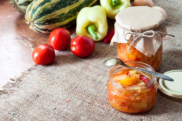 Selbstgemachtes Konservieren. Zucchini-Paprika-Salat im Glas