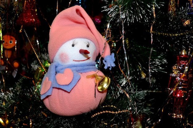 Foto selbstgemachtes weihnachtsspielzeug schneemann weiches weihnachtsbaumspielzeug rosa fleece-schneemann