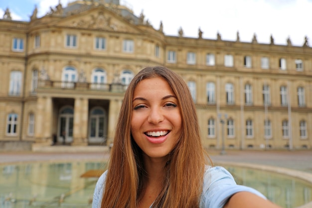 Selbstporträt der lächelnden jungen Frau in Stuttgart, Deutschland