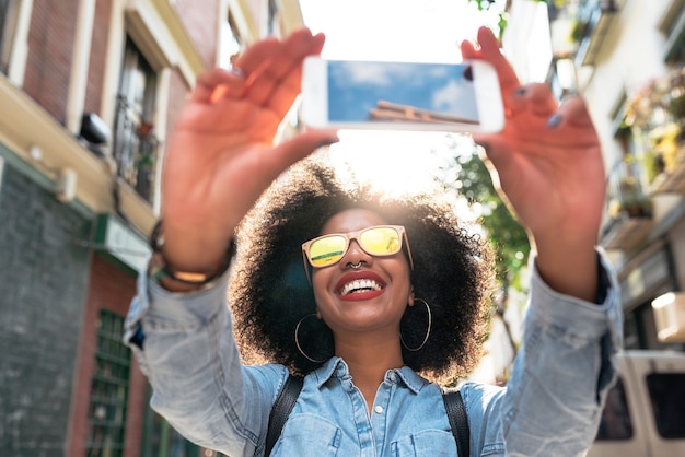 Selbstporträt einer schönen jungen Afroamerikanerin. Selfie-Konzept.