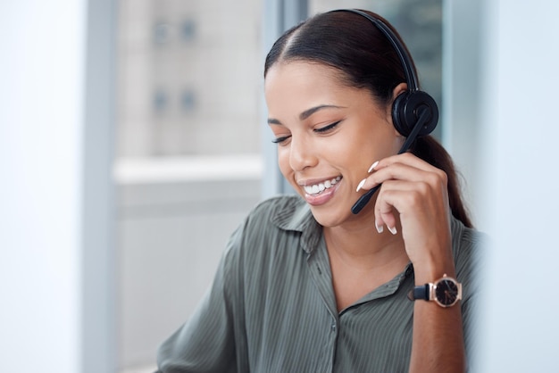 Selbstverständlich können wir Ihr Paket upgraden Aufnahme einer jungen Geschäftsfrau, die in einem Call Center arbeitet