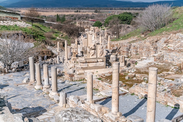 Selcuk, Izmir, Turquía - columnas del monumento Memmius en ruinas de Éfeso, sitios arqueológicos romanos antiguos históricos en la región de Jonia del Mediterráneo oriental bajo un cielo azul