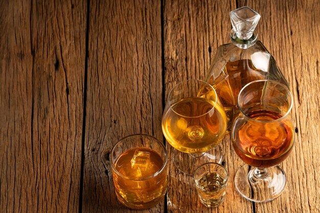 Foto seleção de bebidas alcoólicas fortes whiskey licor tequila cognac rum