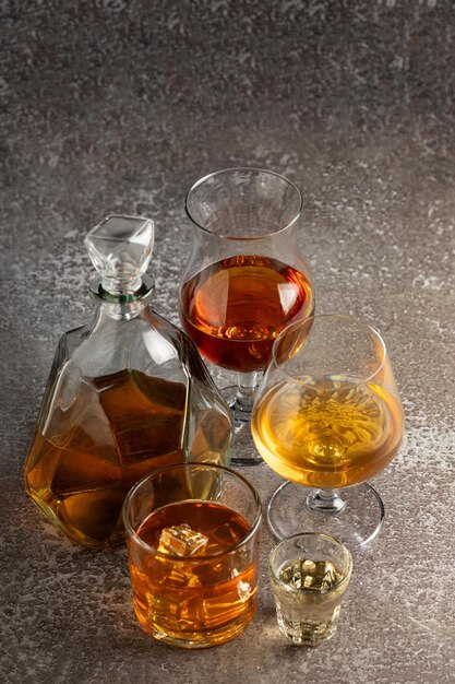 Foto seleção de bebidas alcoólicas fortes whiskey licor tequila cognac rum