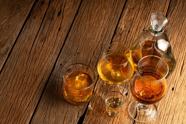 Foto seleção de bebidas alcoólicas fortes whiskey licor tequila cognac rum