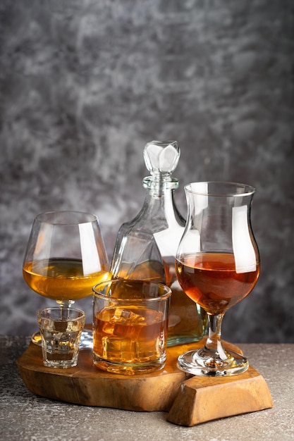 Seleção de bebidas alcoólicas fortes whiskey licor tequila cognac rum