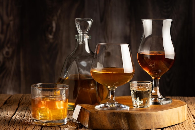 Foto seleção de bebidas alcoólicas fortes whiskey licor tequila cognac rum