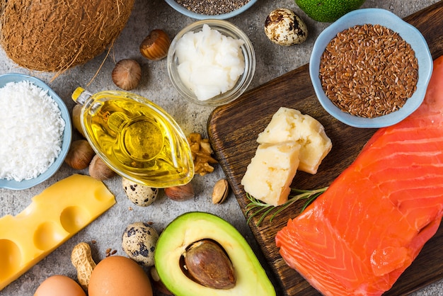 Foto seleção de boas fontes de gordura e ômega 3. conceito de alimentação saudável. dieta cetogênica.