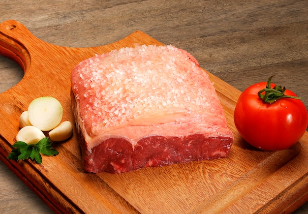 Seleção de carne crua na tábua de madeira.